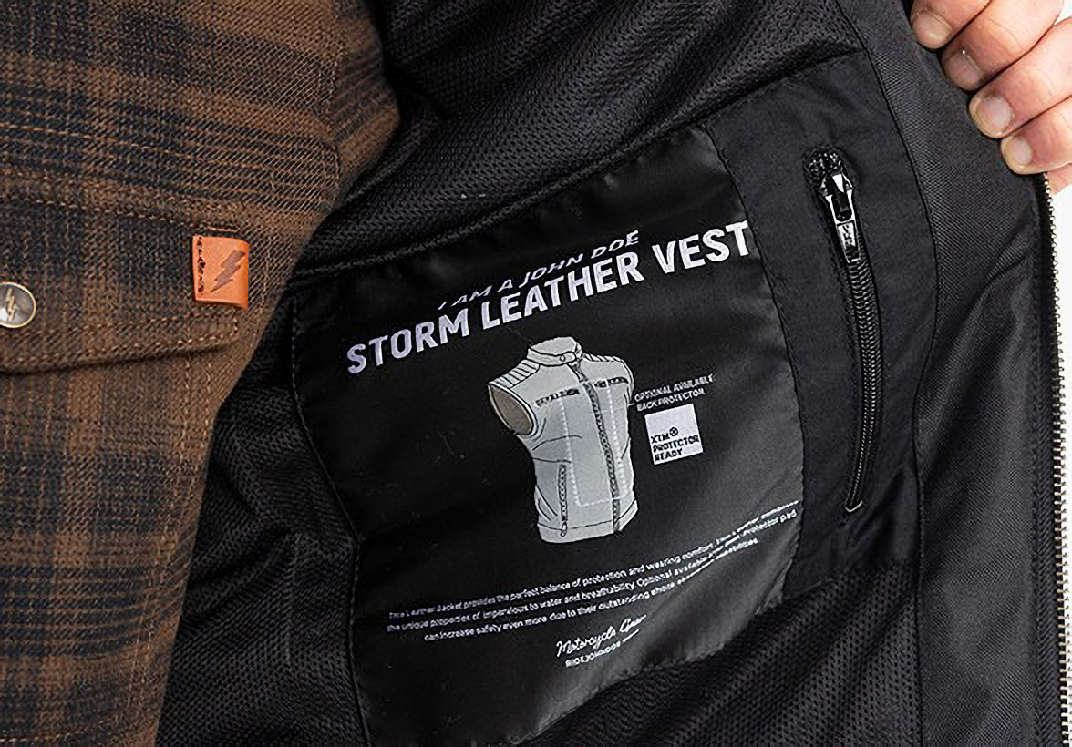 貴重品の収納に便利な内ポケット