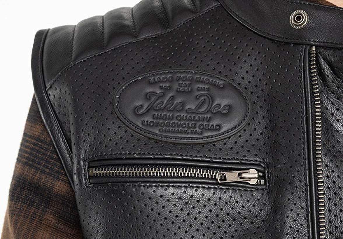 ジッパー付きの胸ポケット