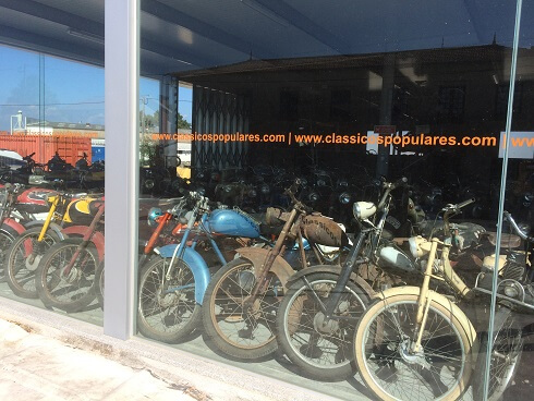 ヨーロッパのヴィンテージバイクが所せましと並ぶ